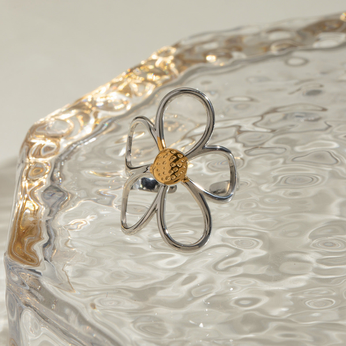 18K Gold Two Tone Daisy Flower Silver Ring