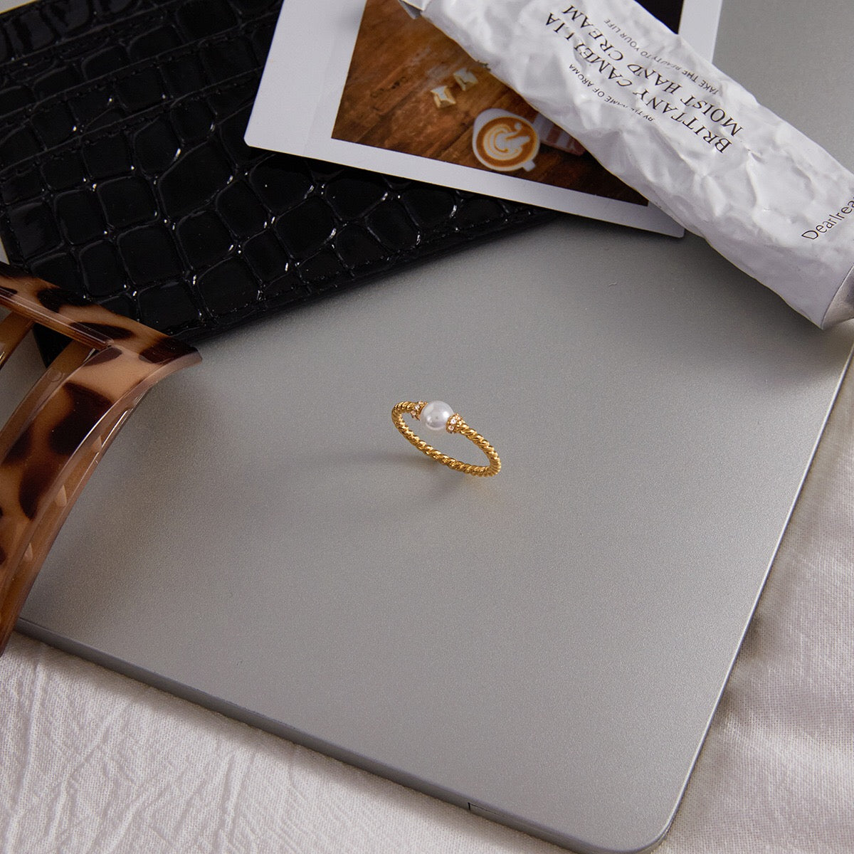 18K Gold Soft Temptation Simple Pearl Stacking Ring