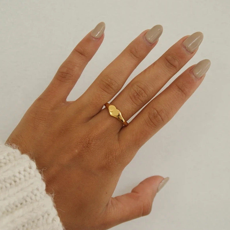 18K Gold Minimalist Heart Signet Ring