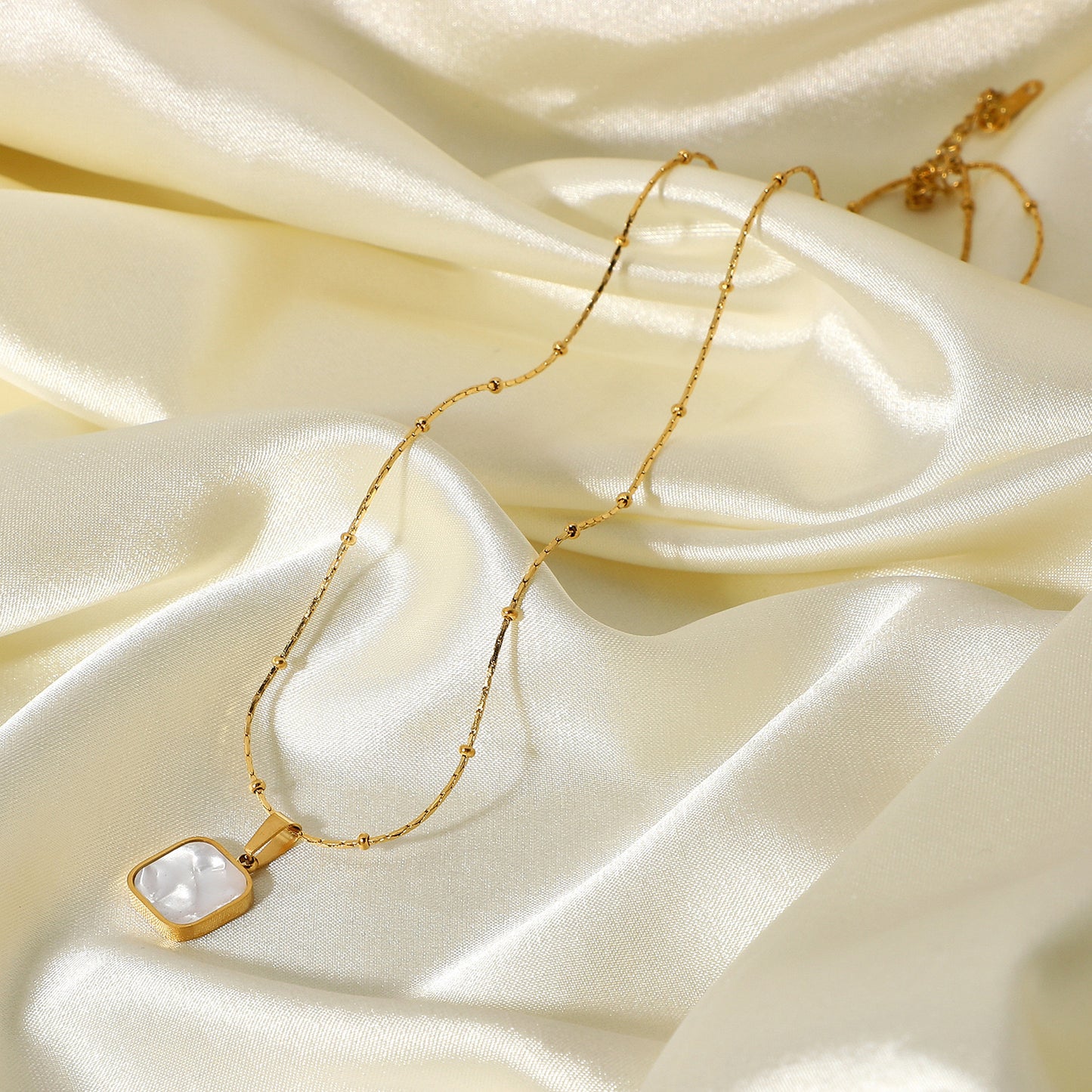 18K Gold Mother of Pearl Dainty Pendant Necklace