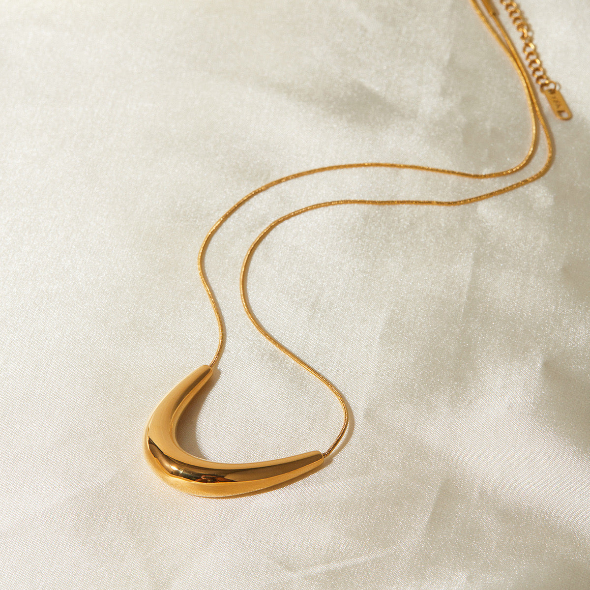 18K Gold Simple Geometric Chic Pendant Necklace