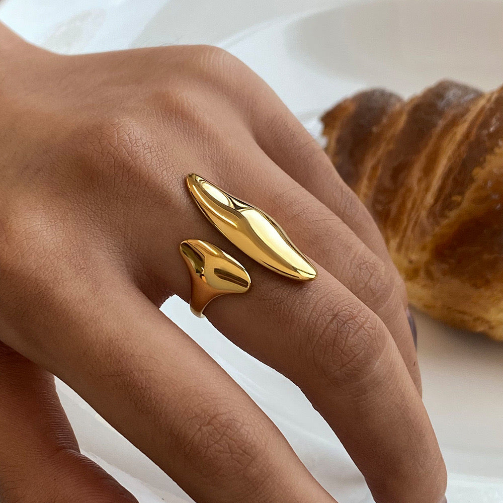 18K Gold Edgy Liquid Form Statement Ring