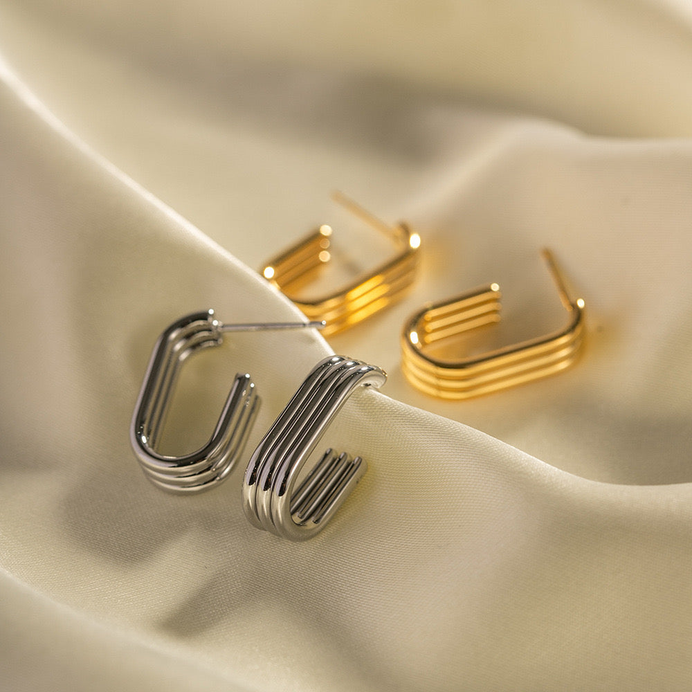18K Gold Ribbed U Shape Hoop Huggie Earrings