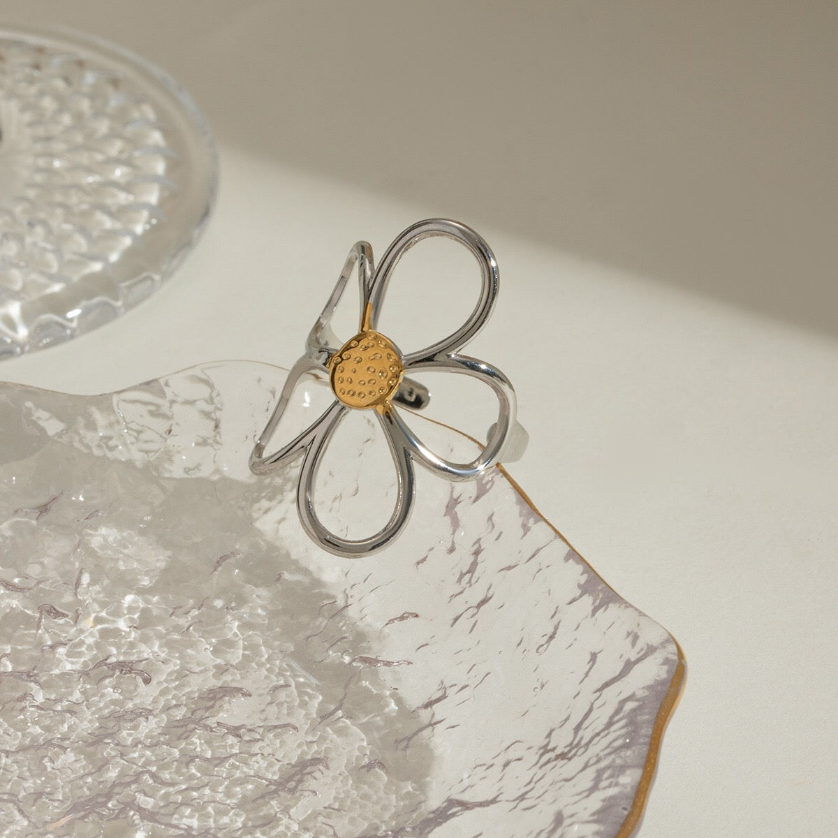18K Gold Two Tone Daisy Flower Silver Ring