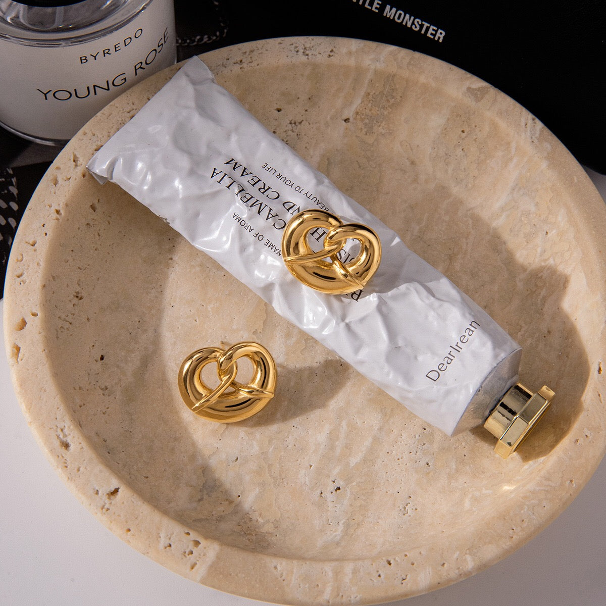 18K Gold Pretzel Cute Stud Earrings