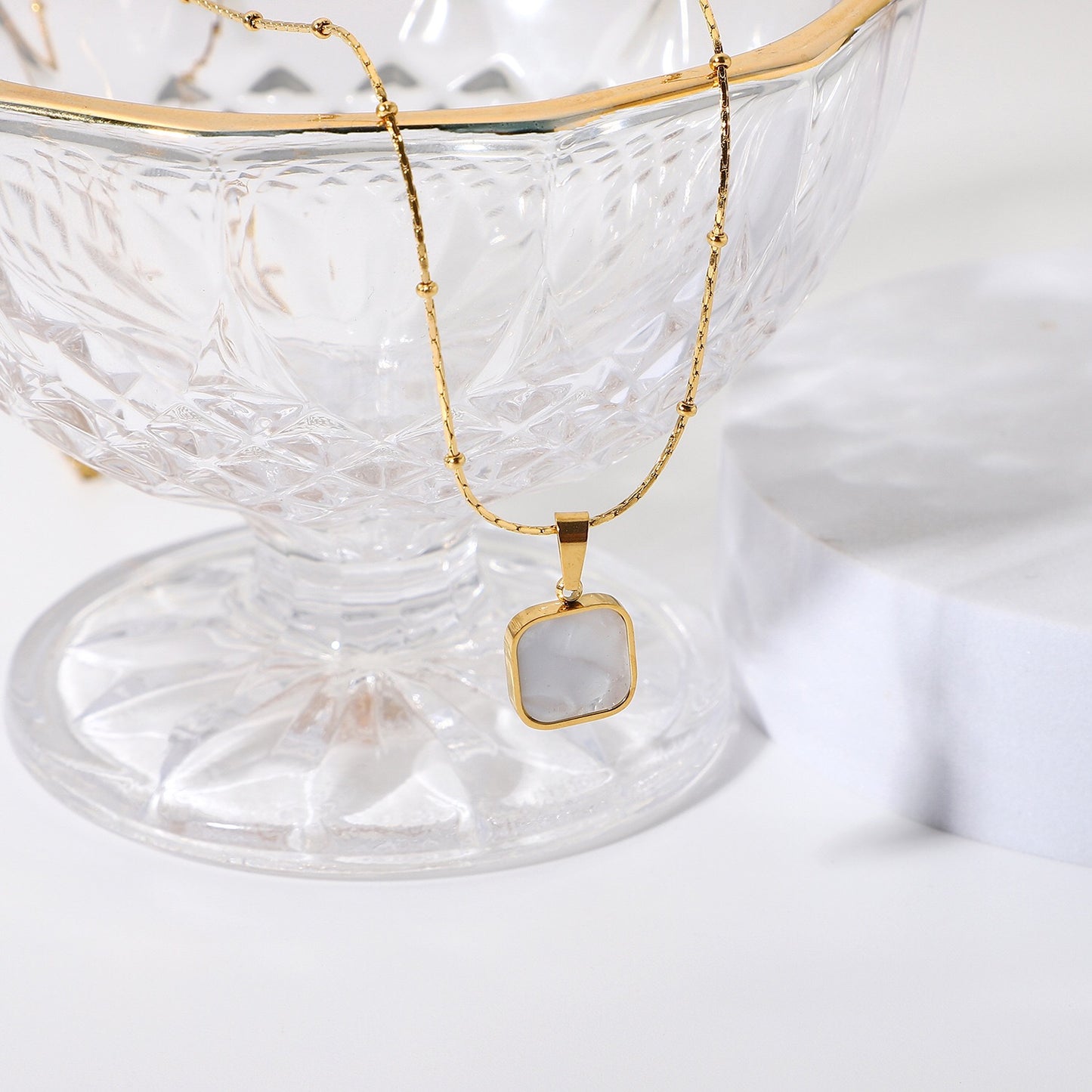 18K Gold Mother of Pearl Dainty Pendant Necklace