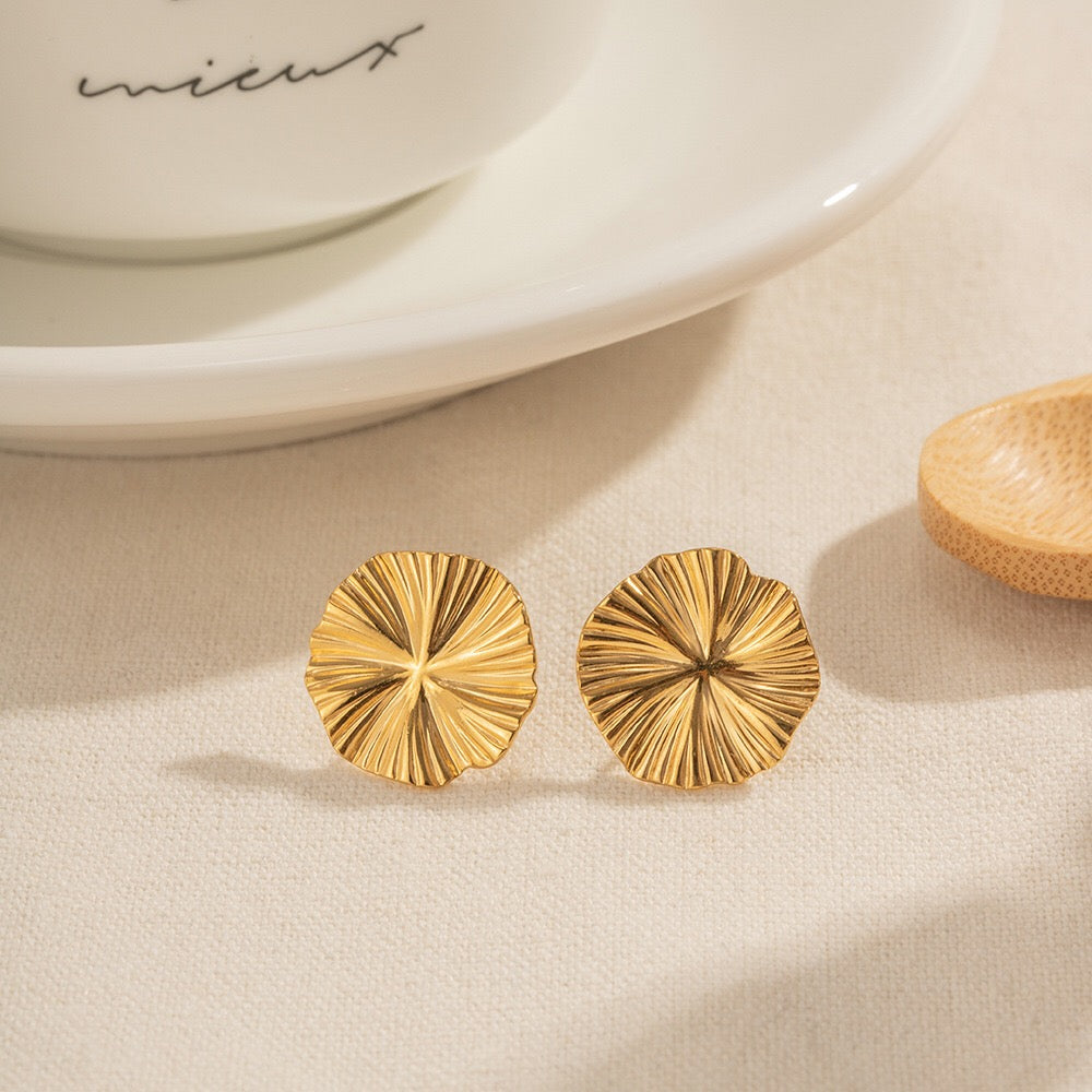 18K Gold Petal Kiss Cute Stud Earrings