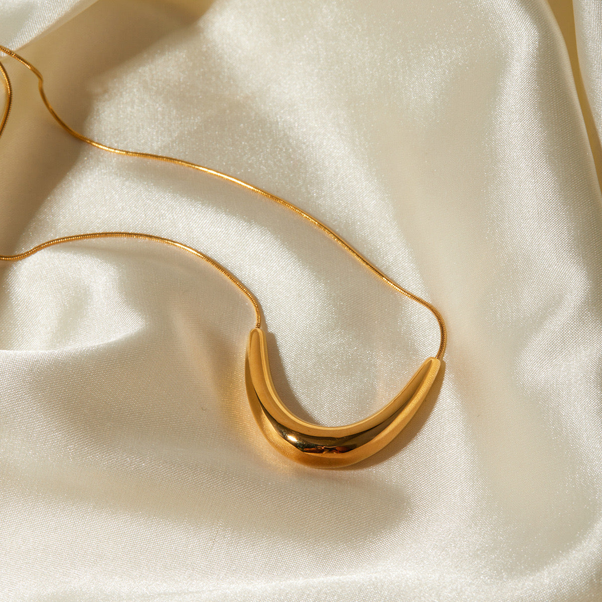 18K Gold Simple Geometric Chic Pendant Necklace
