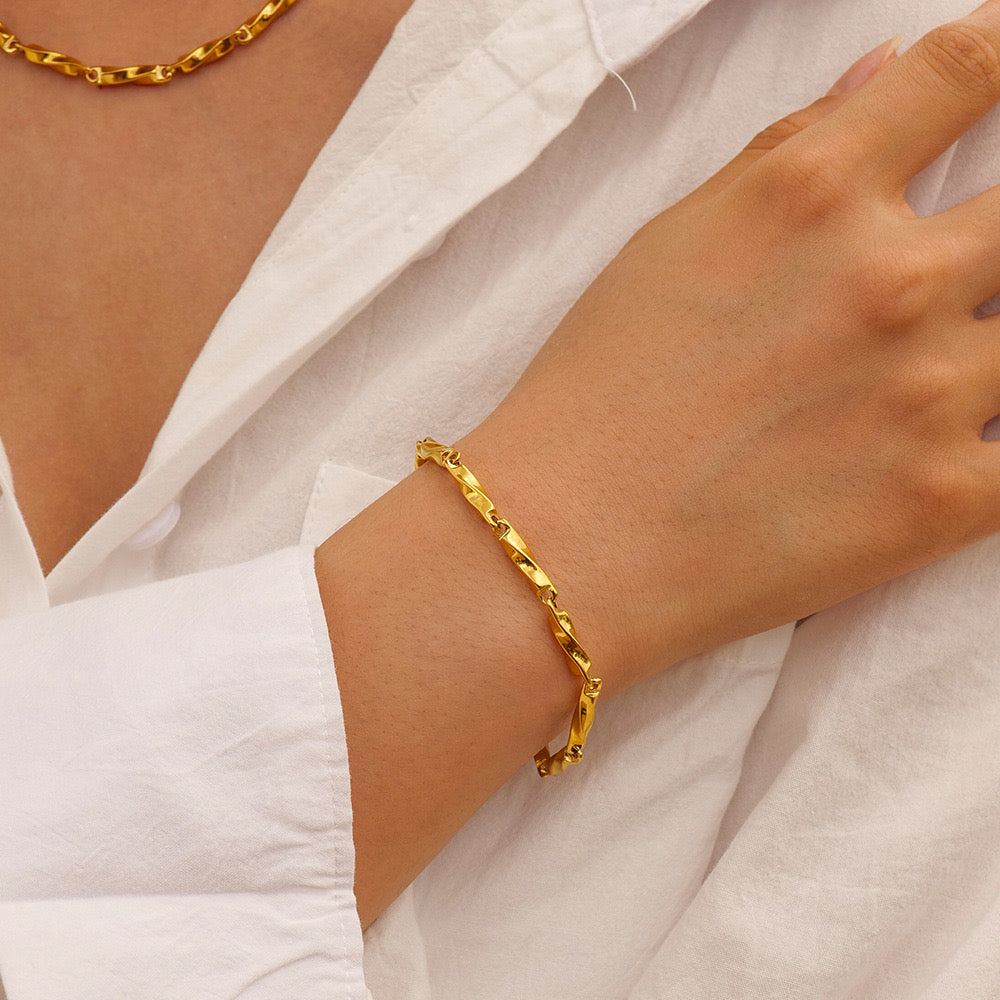18K Gold Twisted Bar Chain Necklace