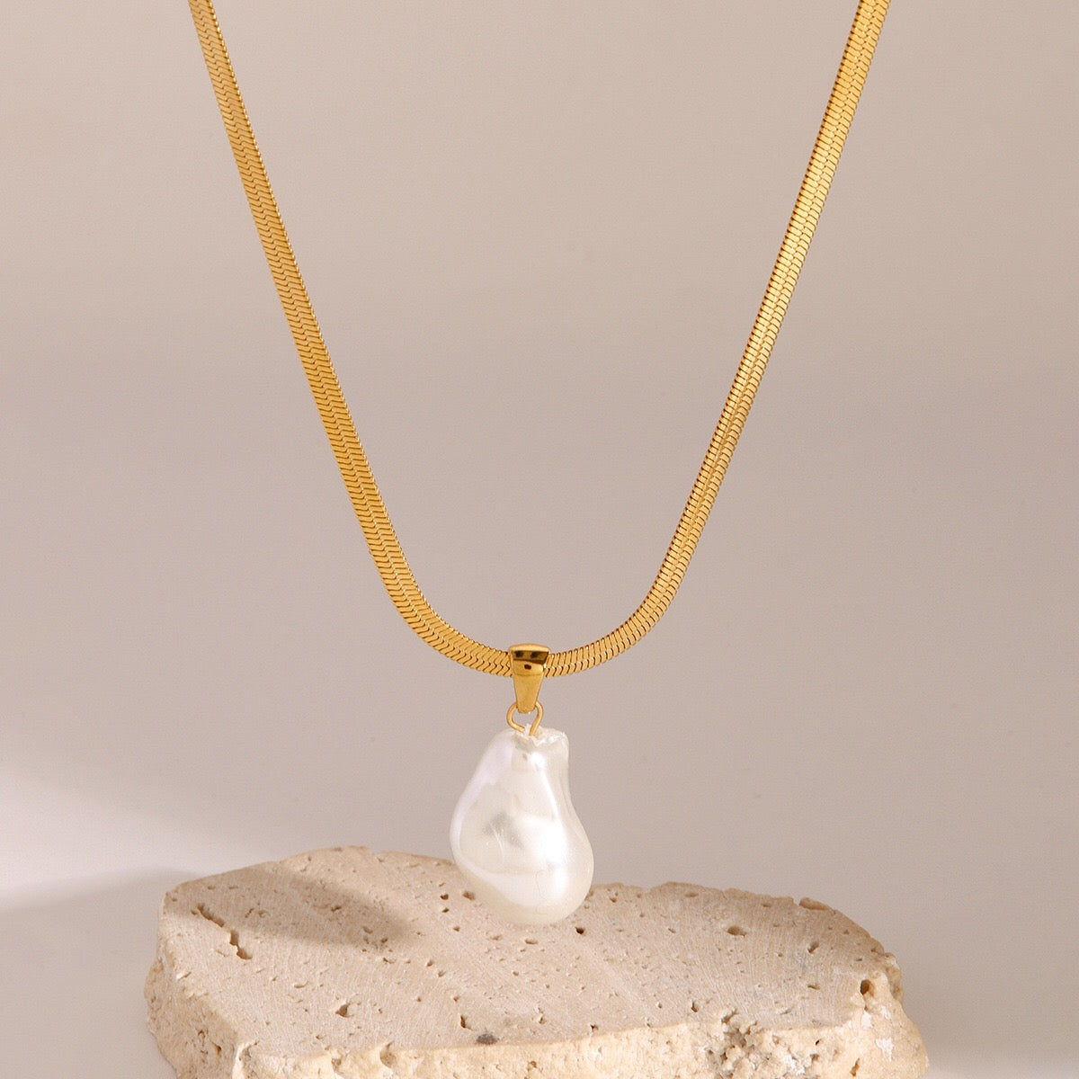 18K Gold Pearl Pendant Herringbone Chain Statement Necklace