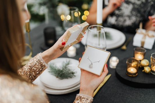 Engagement Gift Ideas: Guide to Meaningful Trends