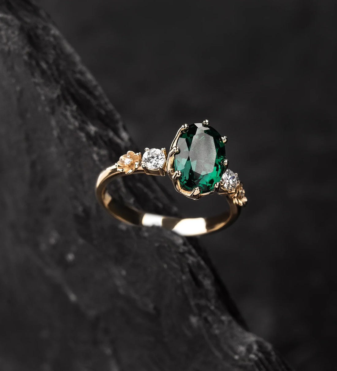 Emerald in Ring: Rich Green Sparkle, Timeless Vibe