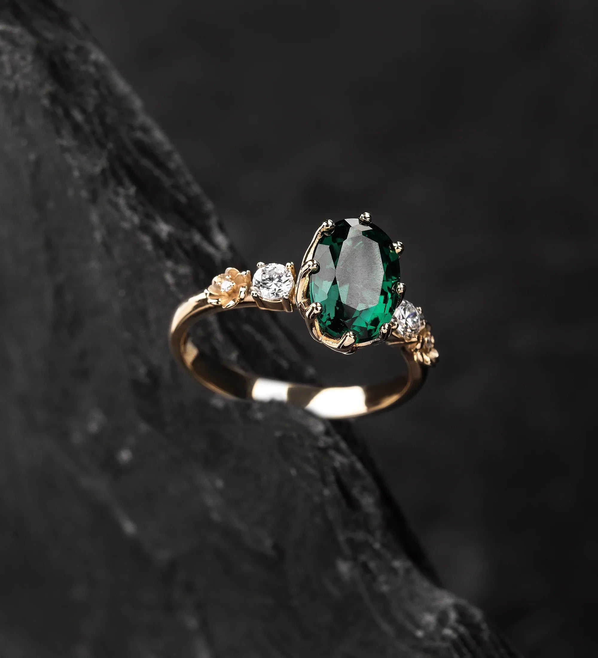 Emerald in Ring: Rich Green Sparkle, Timeless Vibe