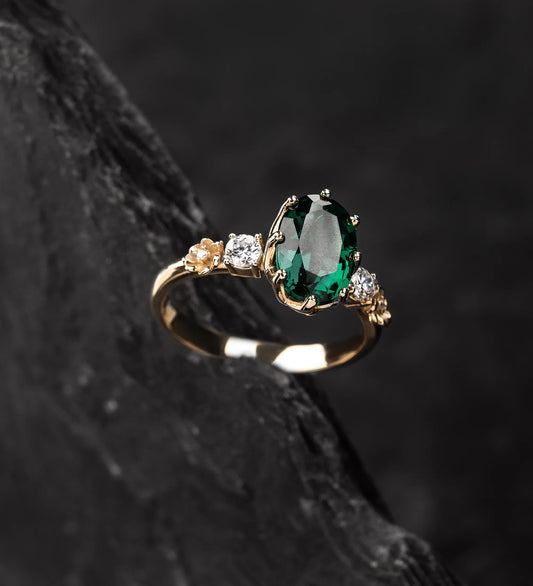 Emerald in Ring: Rich Green Sparkle, Timeless Vibe