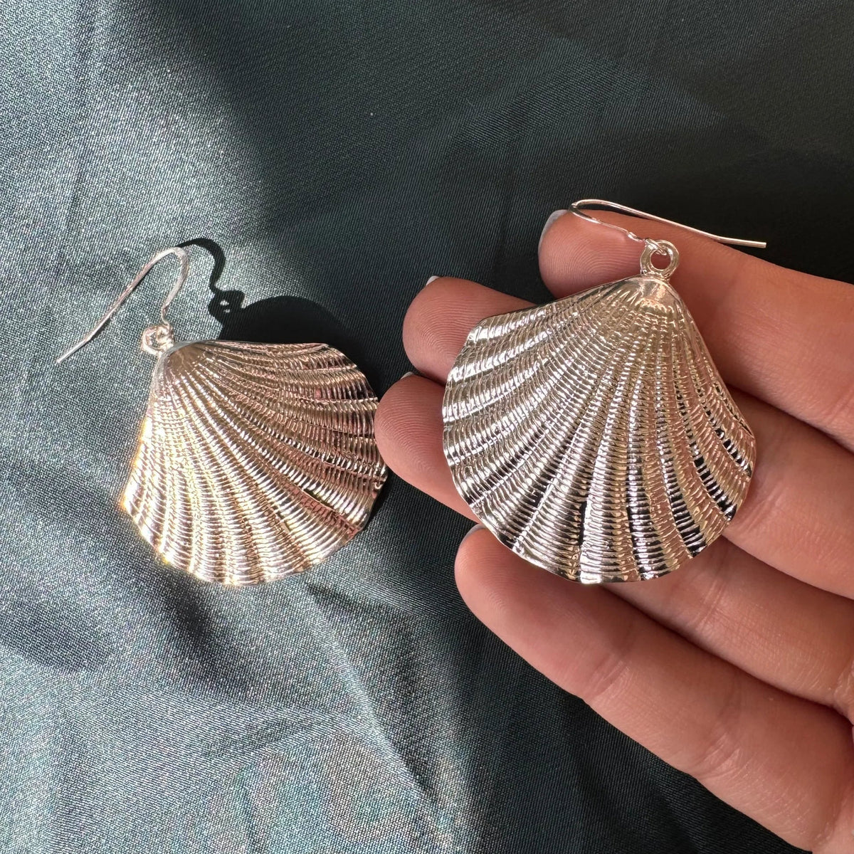 Shell Earrings: Beach-Inspired Styles in 18K Gold