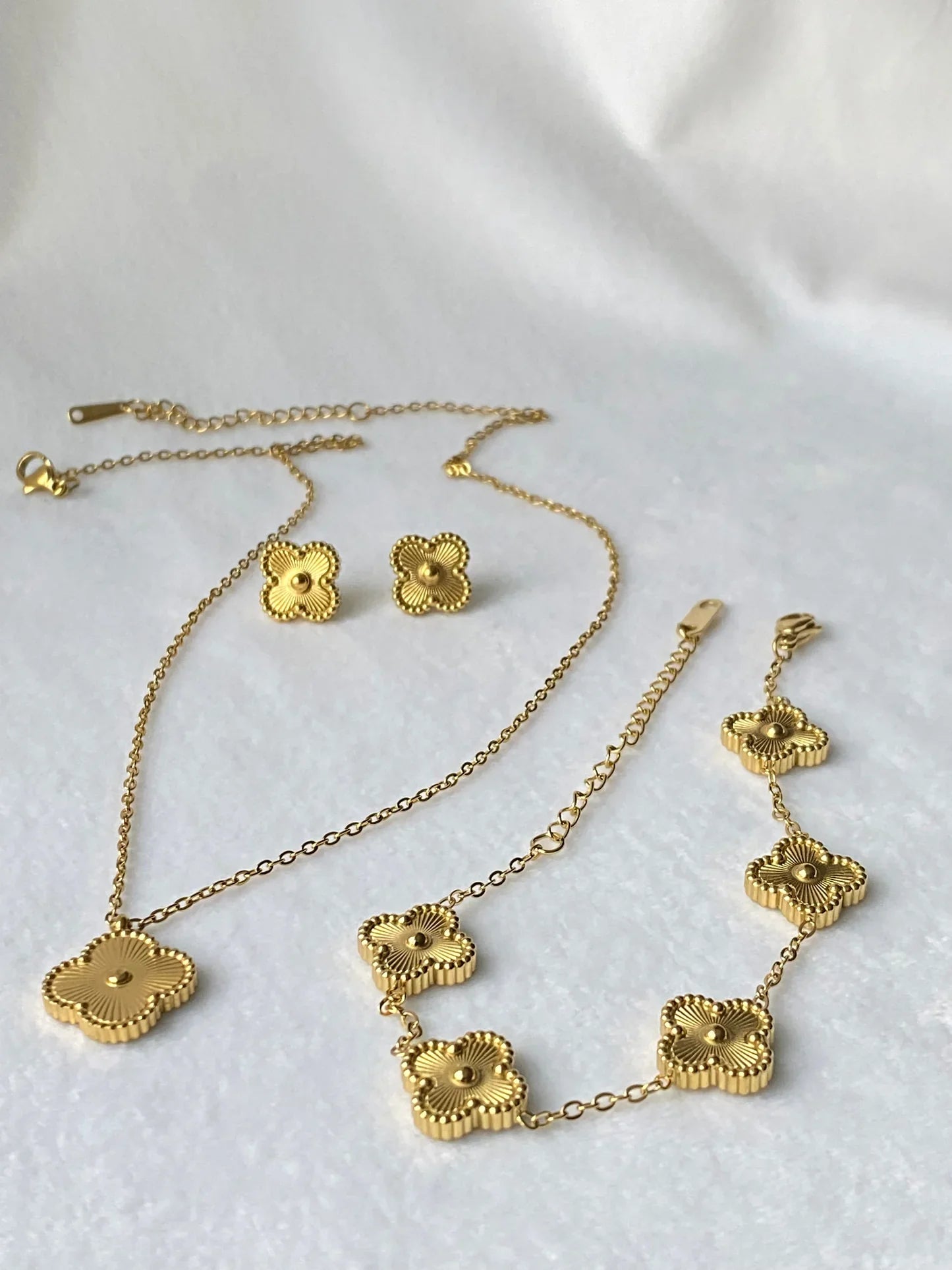 Gold Van Cleef Necklace: Iconic Sparkle
