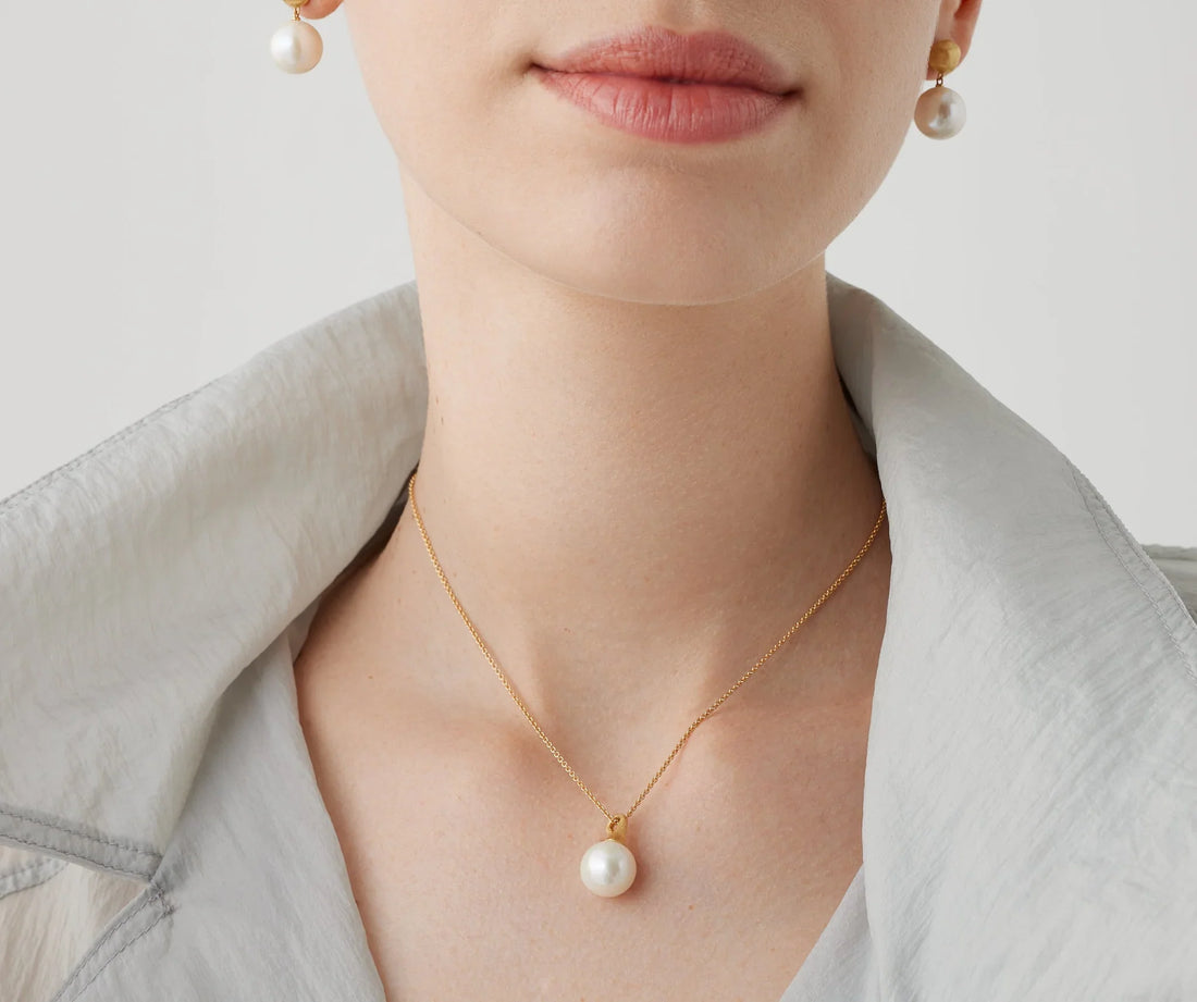 Pearl Pendant Necklace: Wardrobe Essential