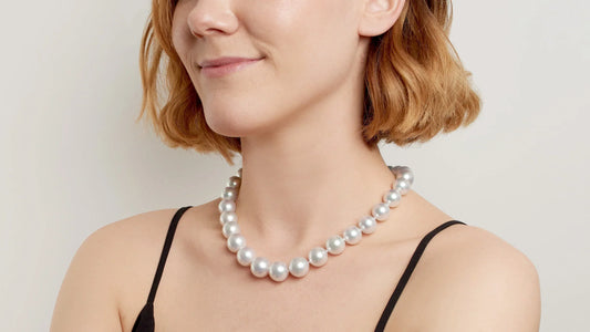 Necklace in Pearl: Classic Charm, Modern Vibe