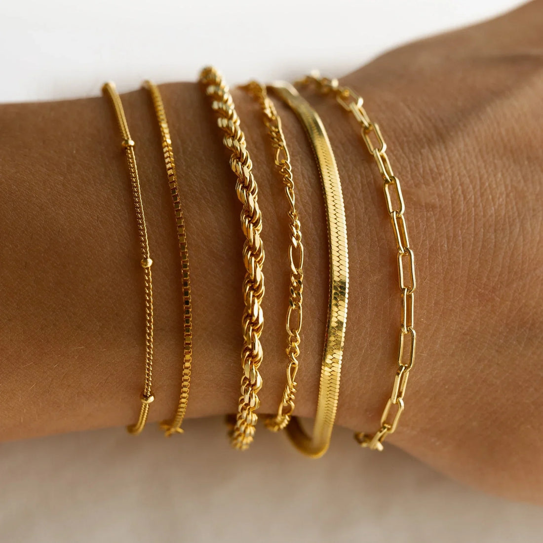 Chain and Bracelet: Your Go-To Style Guide