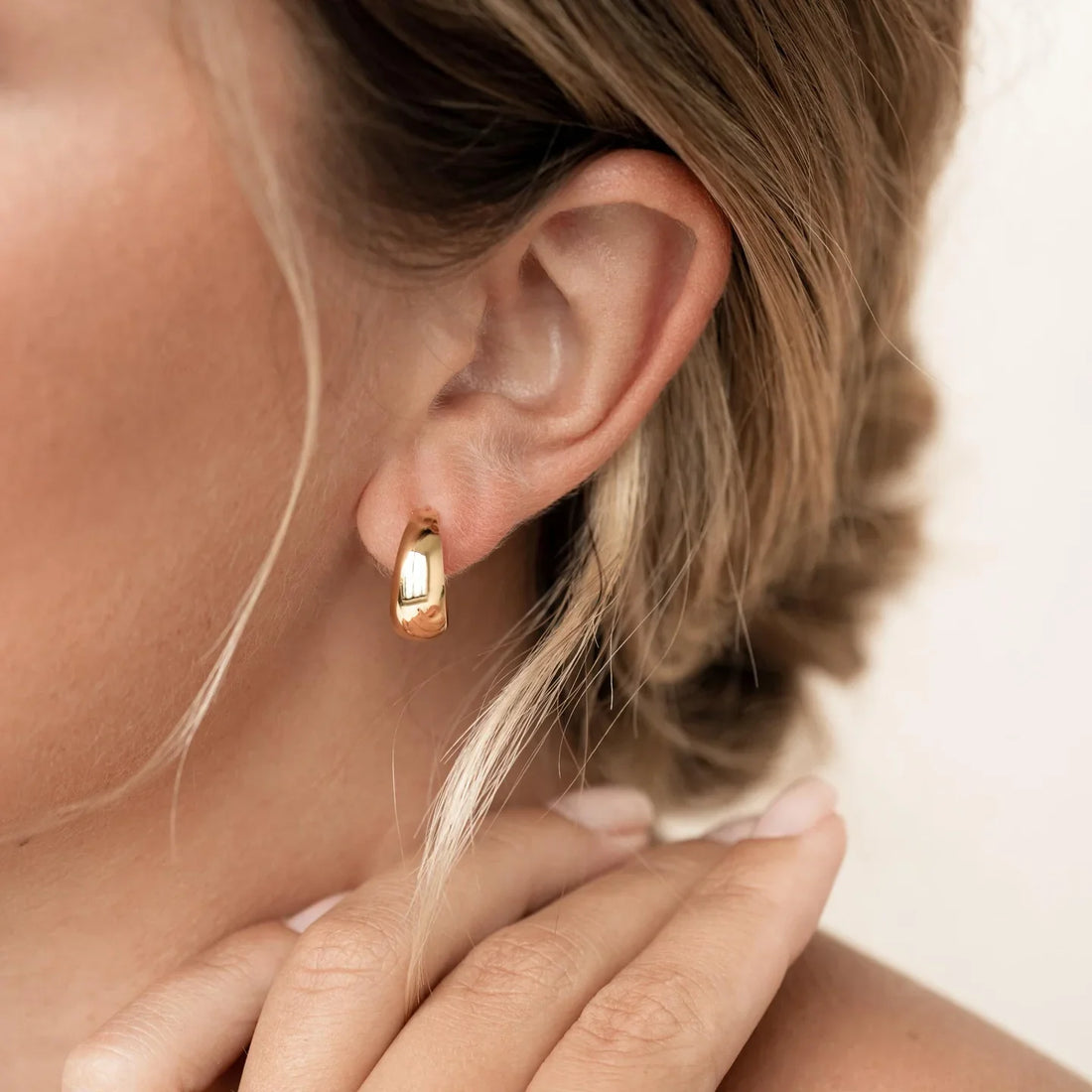 Gold Hoop Earrings: Classic Circles, Modern Sparkle