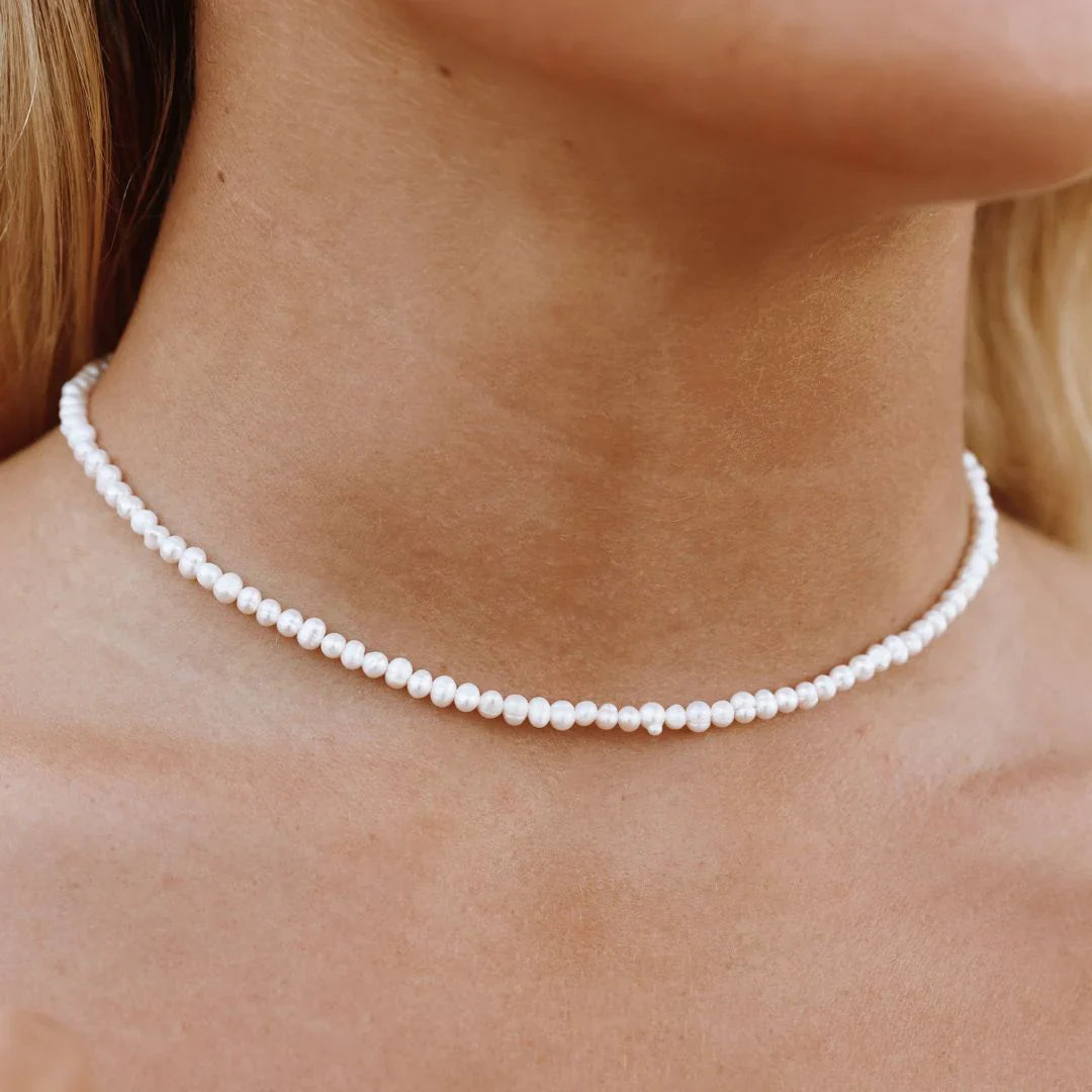 Pearl Choker Necklace: Timeless Glam for Outfits