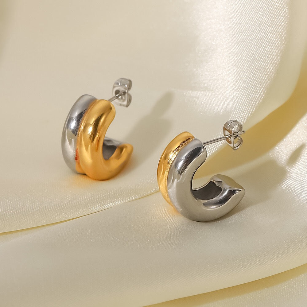 18K Gold Ribbed Chunky Huggie Earrings
