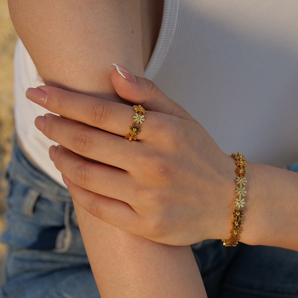 18K Gold Daisy Blossom Flower Band Ring