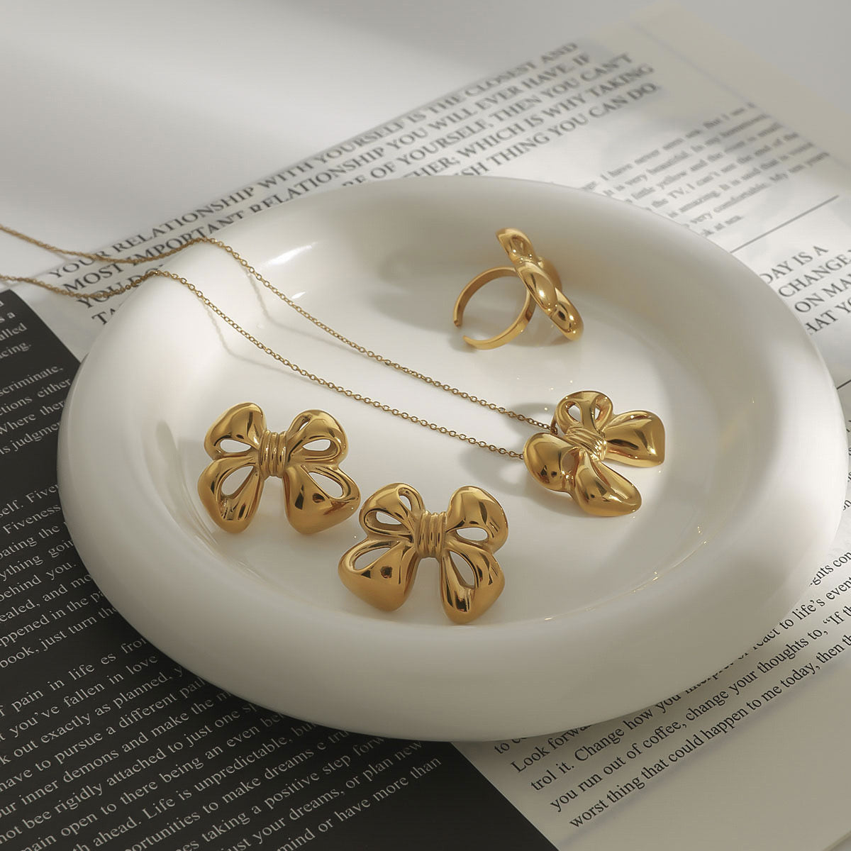 18K Gold Bow Pendant Necklace