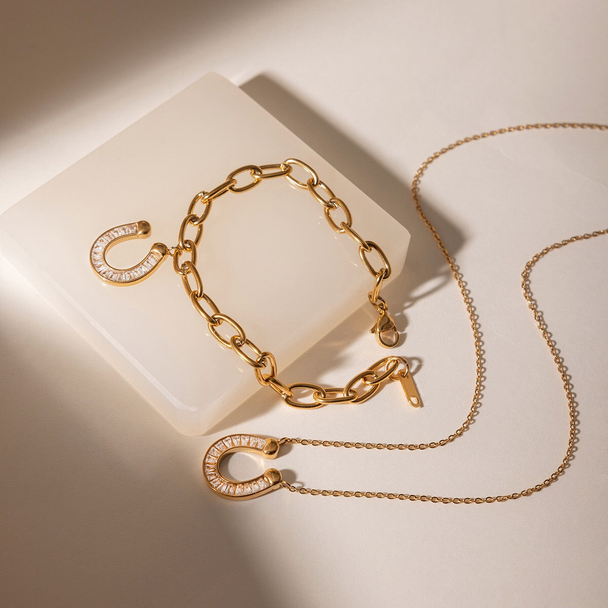 18K Gold Lucky Strike Horseshoe Chunky Paperclip Chain Bracelet