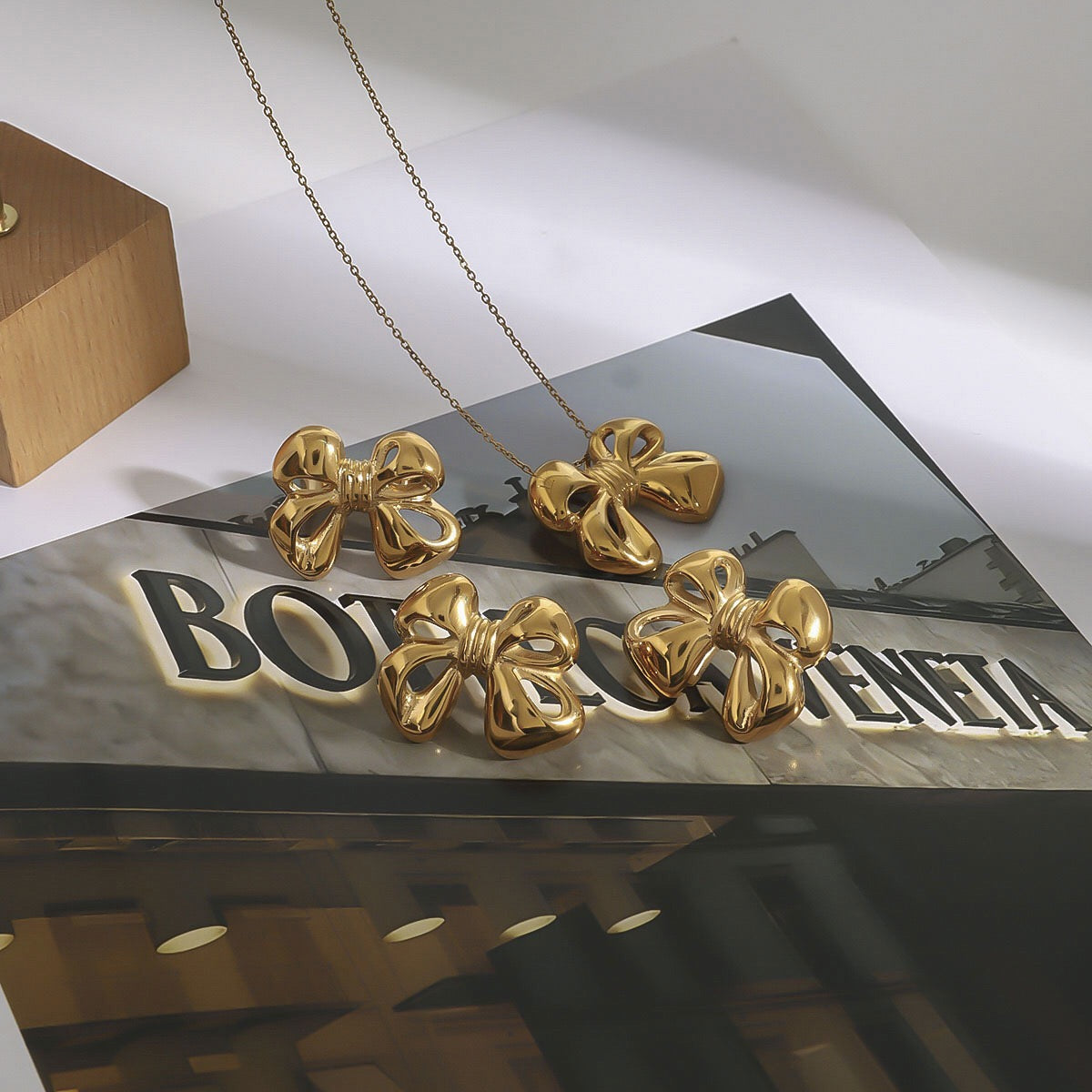 18K Gold Bow Pendant Necklace