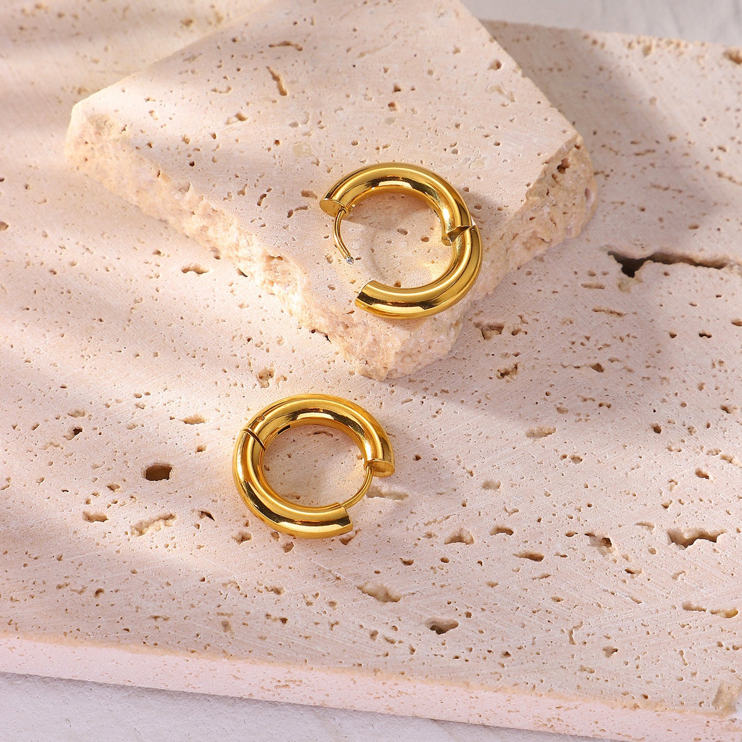 18K Gold Essential Small Hoop Huggie Earrings