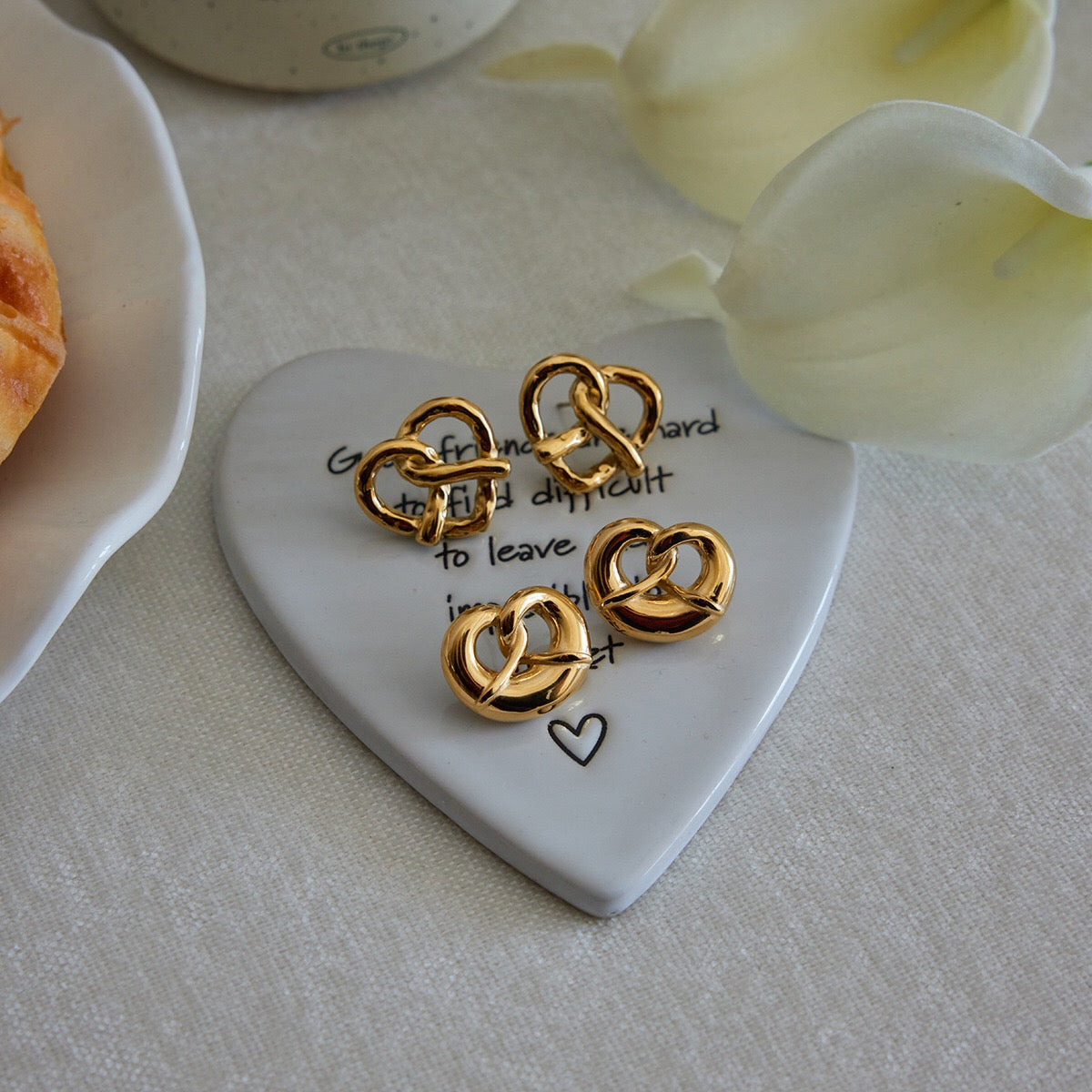18K Gold Heart Pretzel Cute Stud Earrings