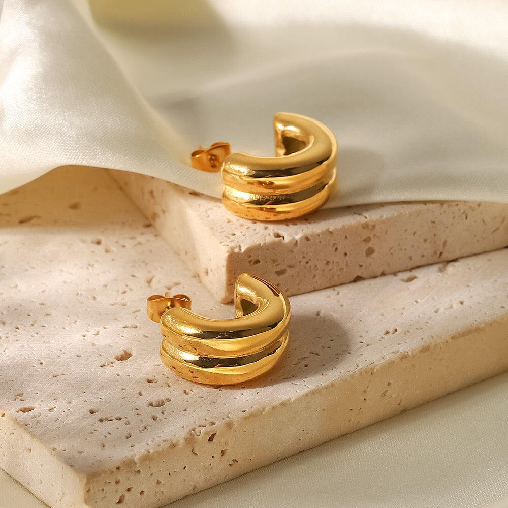 18K Gold Ribbed Chunky Huggie Earrings