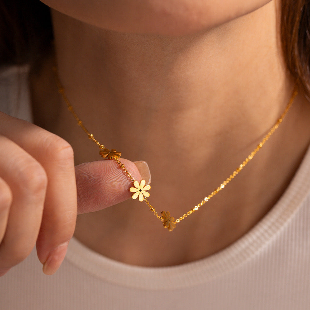 18K Gold Daisy Blossom Flower Chain Necklace