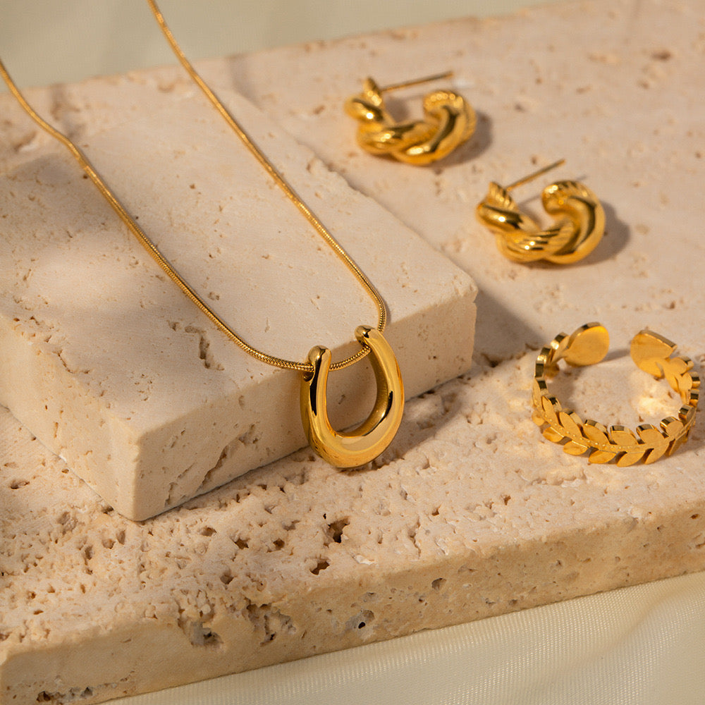 18K Gold Horseshoe Statement Pendant Necklace