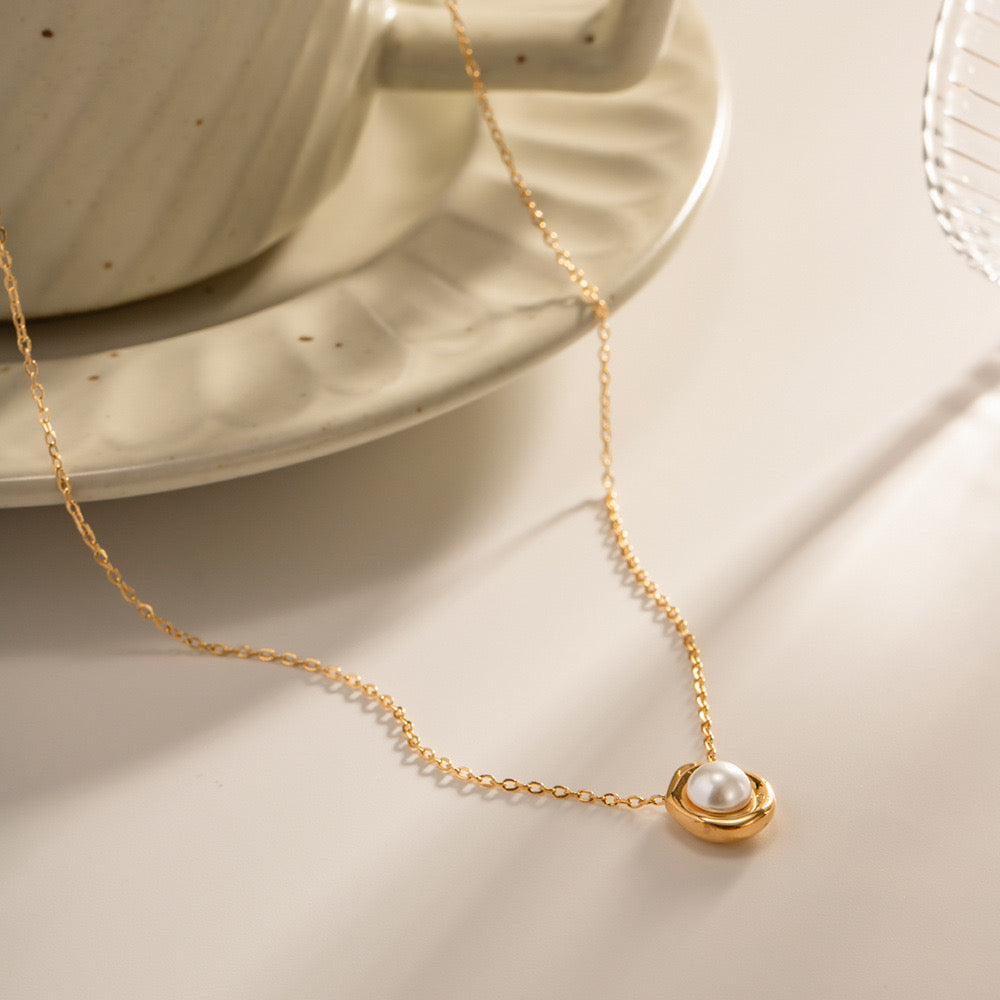 18K Gold Old Money Pearl Pendant Necklace