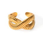 18K Gold Ribbed Cross Band Ring