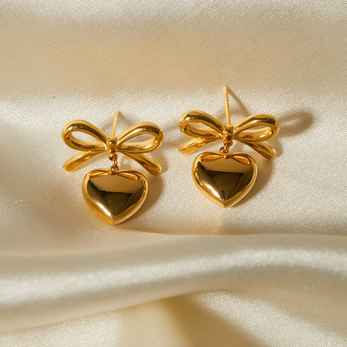 18K Gold Heart And Bow Dangle Earrings