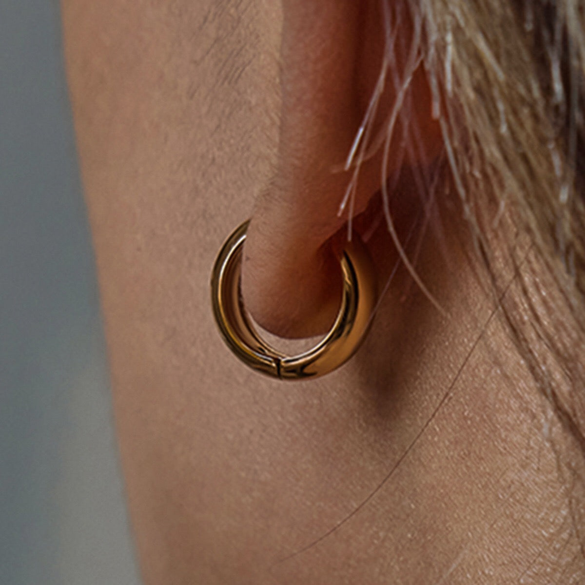 18K Gold Essential Everyday Small Hoop Huggie Earrings