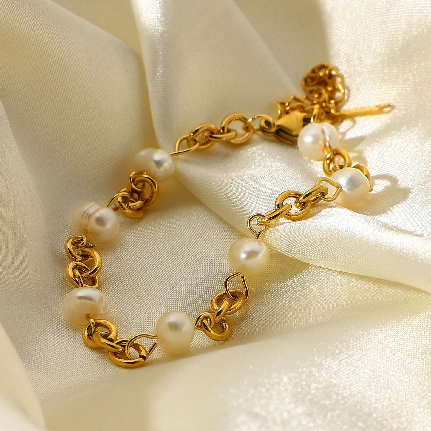 18K Gold Chic Pearl Chain Bracelet