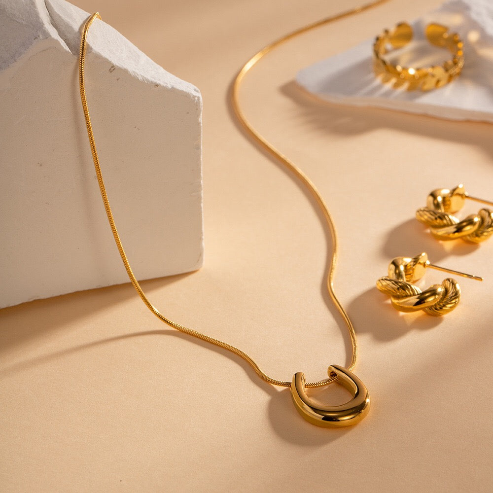 18K Gold Horseshoe Statement Pendant Necklace