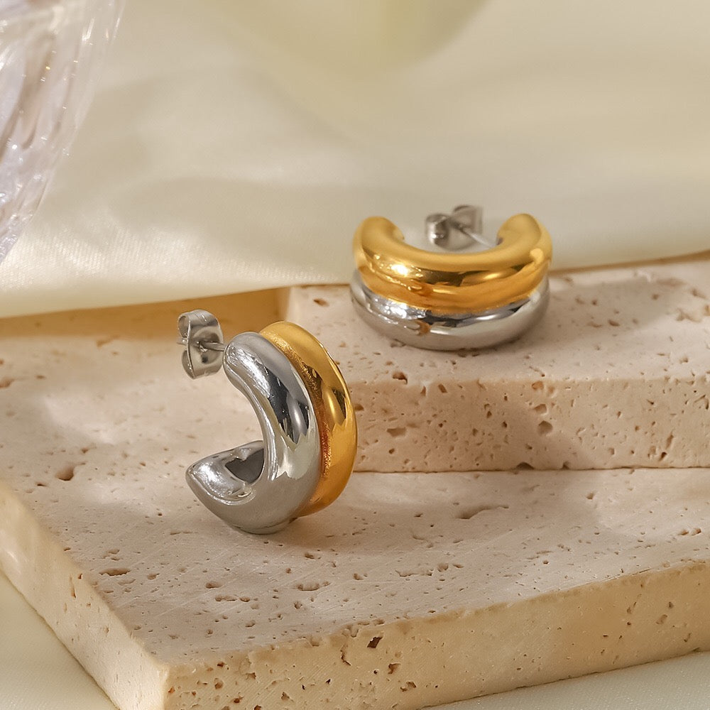 18K Gold Ribbed Chunky Huggie Earrings