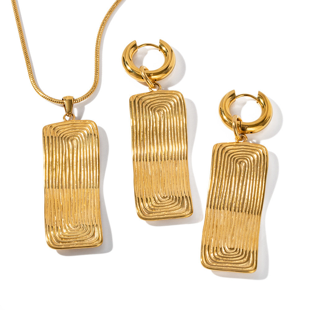 18K Gold Ribbed Plate Statement Huggie Earrings with Charm