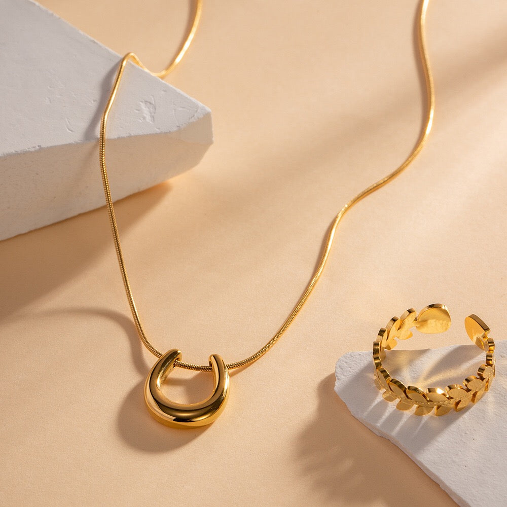 18K Gold Horseshoe Statement Pendant Necklace