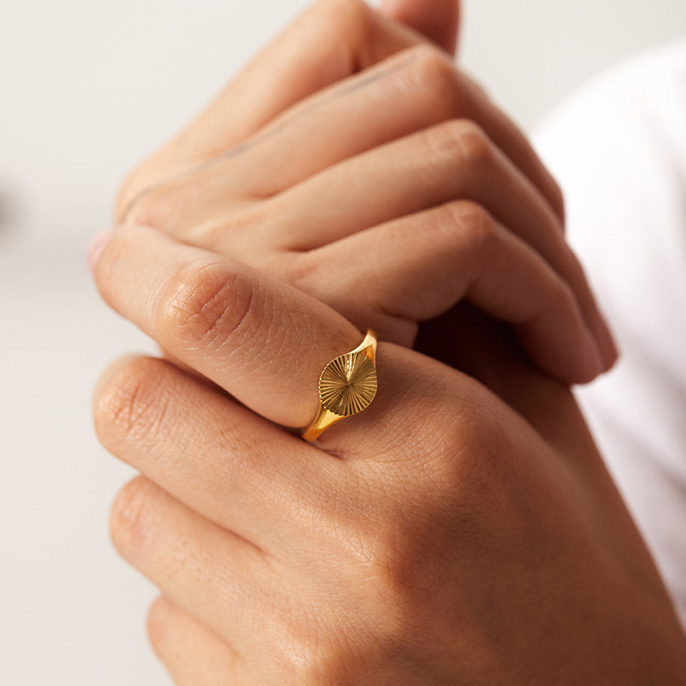 18K Gold Glow Signet Ring