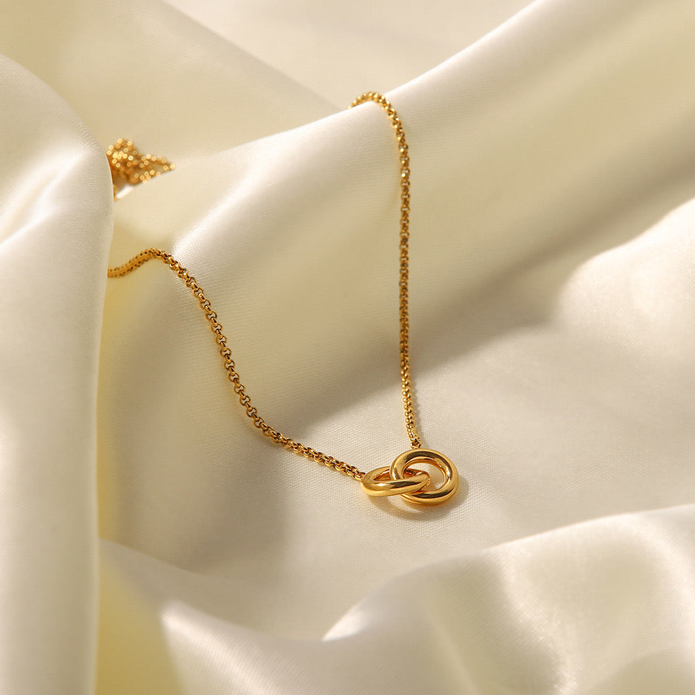 18K Gold Interlocked Chain Pendant Necklace
