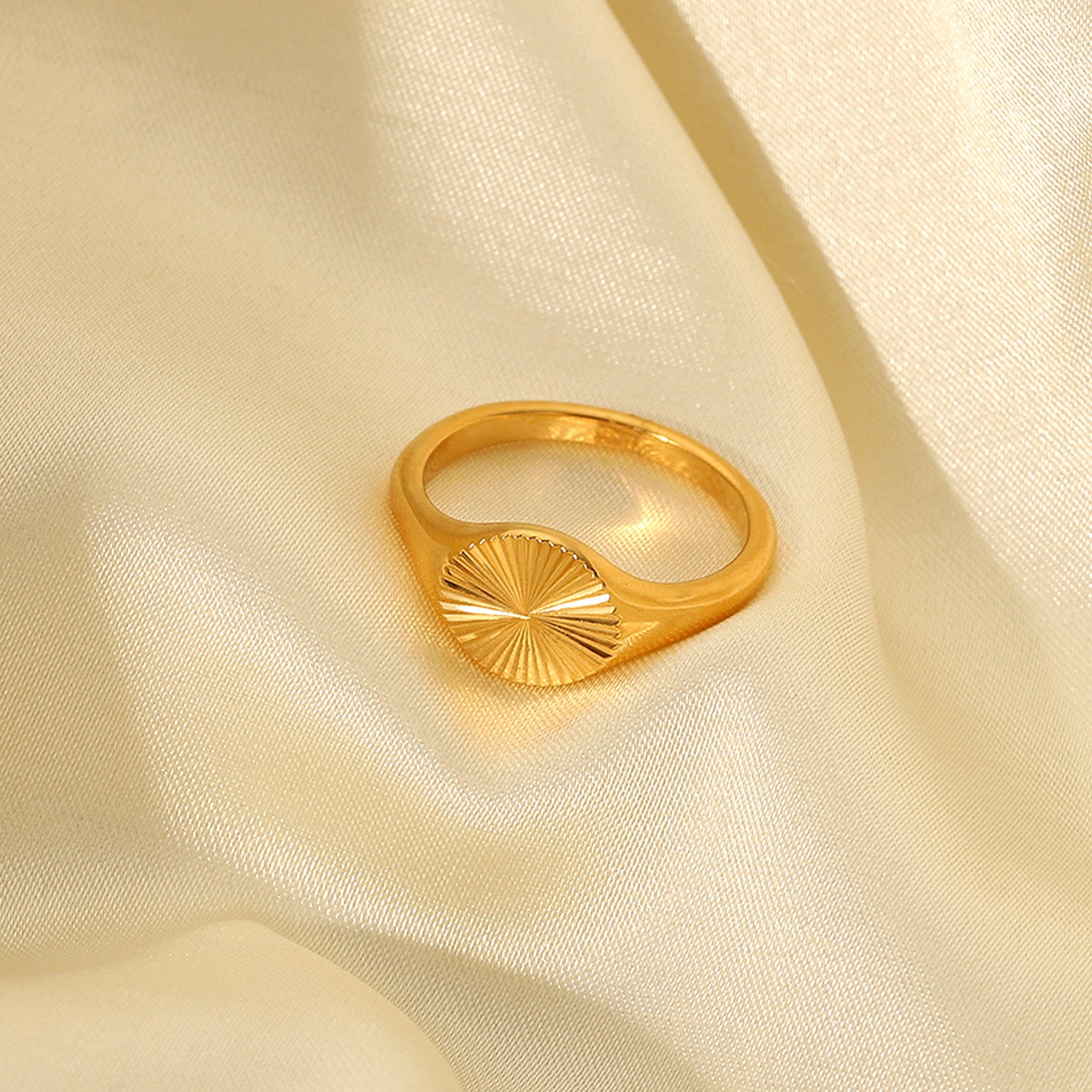18K Gold Glow Signet Ring