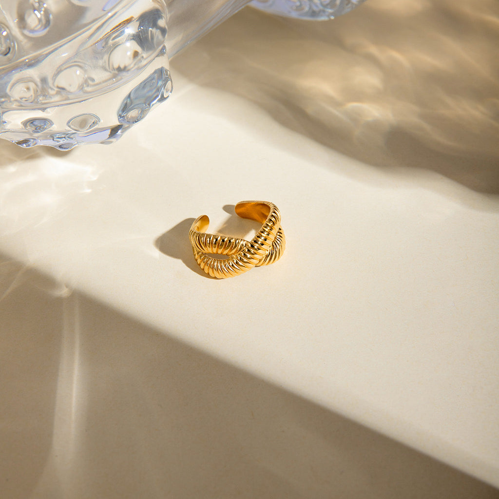 18K Gold Ribbed Cross Band Ring