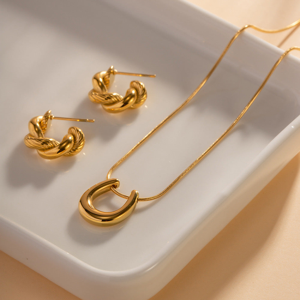 18K Gold Horseshoe Statement Pendant Necklace