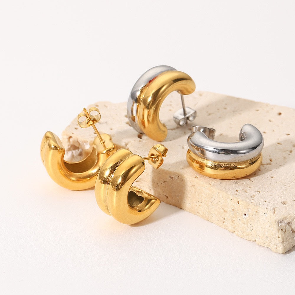 18K Gold Ribbed Chunky Huggie Earrings
